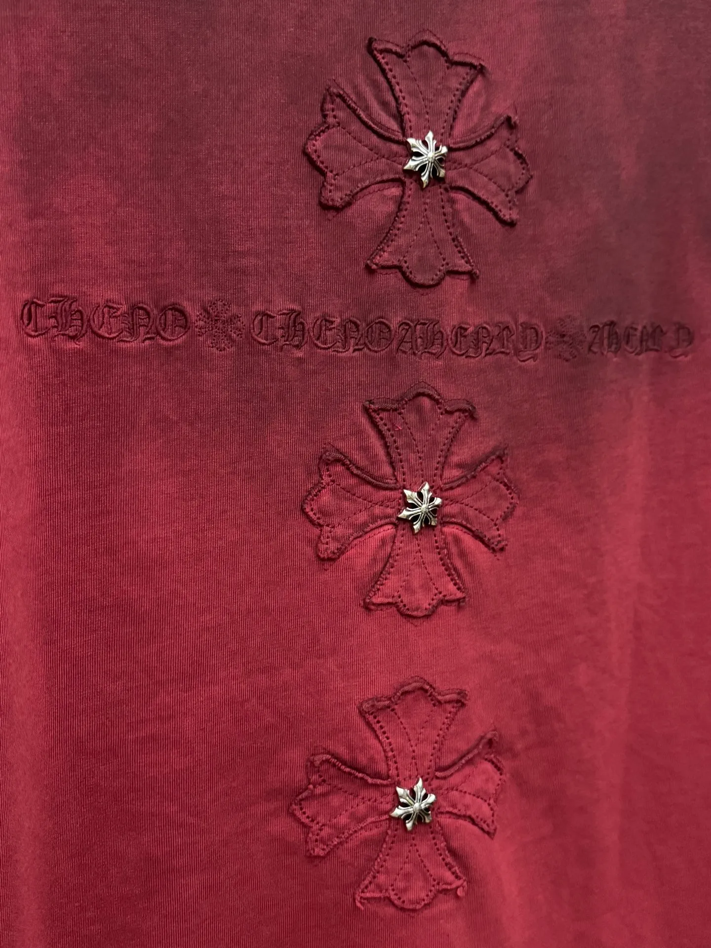 P230 top version, real shot without P, ​​different from market currency) 𝗖𝗵𝗿𝗼𝗺𝗲 𝗛𝗲𝗮𝗿𝘁𝘀/Croxin 2026 spring new original single counter American washed patch embroidered couple short sleeves 👑The highest version! Customized fabric 320 grams, washed and fried, spray horse slip craft, best-selling model at the counter, very comfortable to wear. Accessories: original molded and authenticated collar label ➕ 100% silk wash label. Genuine purchase-grade original hangtag➕matching hanging rope➕3D hanging beads➕original packaging bag. Craftsmanship: The original version has consistent wiring! The highest version of the armhole matching technique! Color: Burgundy Black Size: S M L XL Style No.: 6607